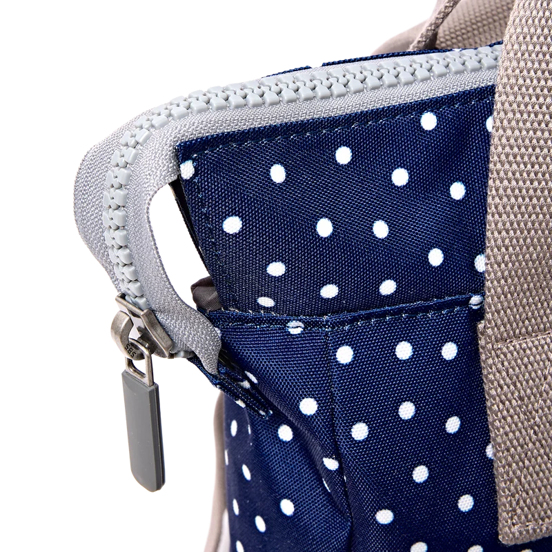 ROKA Bantry Kleine Tasche aus recyceltem Canvas mit marineblauen Polka-Mustern