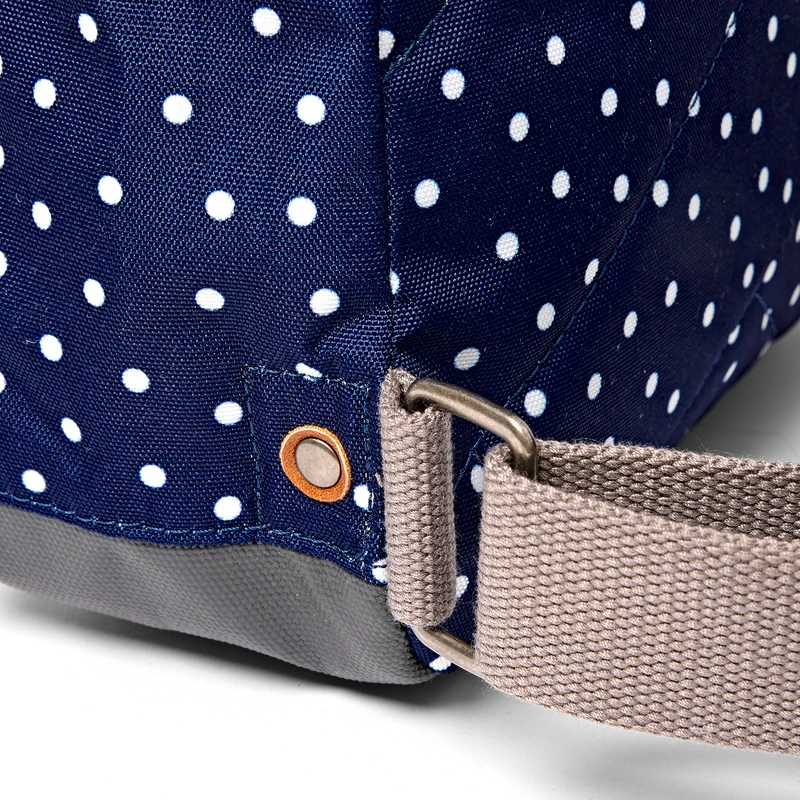 ROKA Bantry Kleine Tasche aus recyceltem Canvas mit marineblauen Polka-Mustern