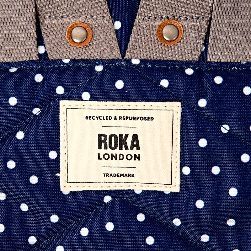 ROKA Bantry Kleine Tasche aus recyceltem Canvas mit marineblauen Polka-Mustern