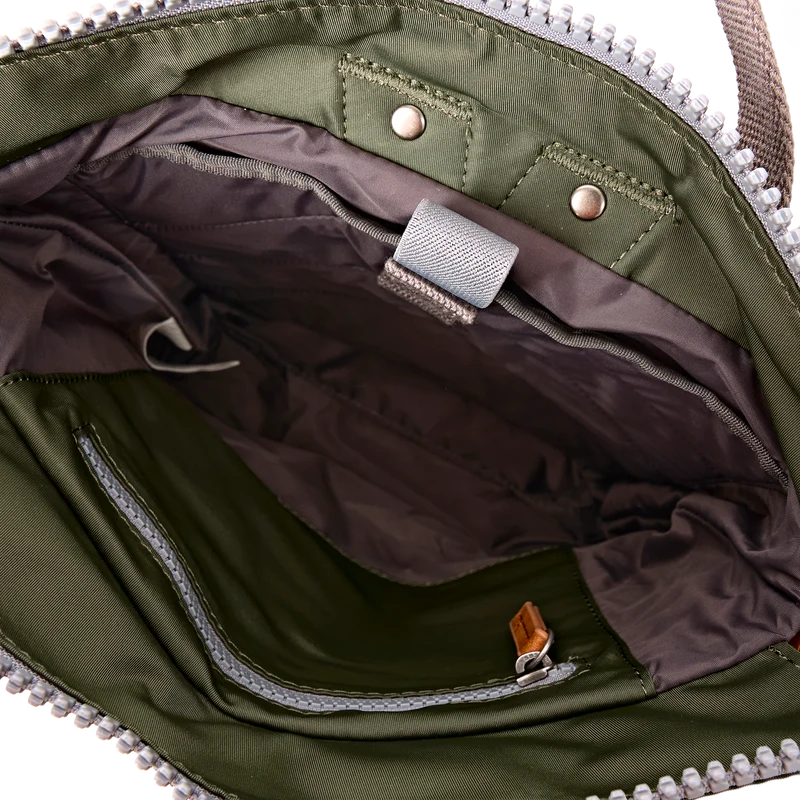 ROKA Bantry B Chive Kleine Tasche aus recyceltem Nylon