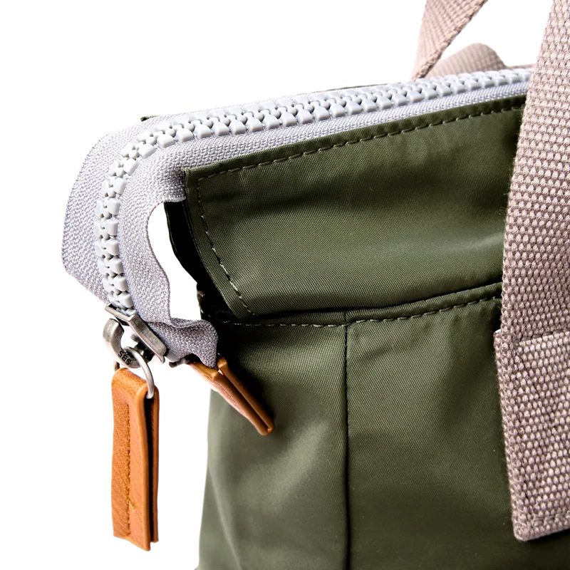 ROKA Bantry B Chive Kleine Tasche aus recyceltem Nylon