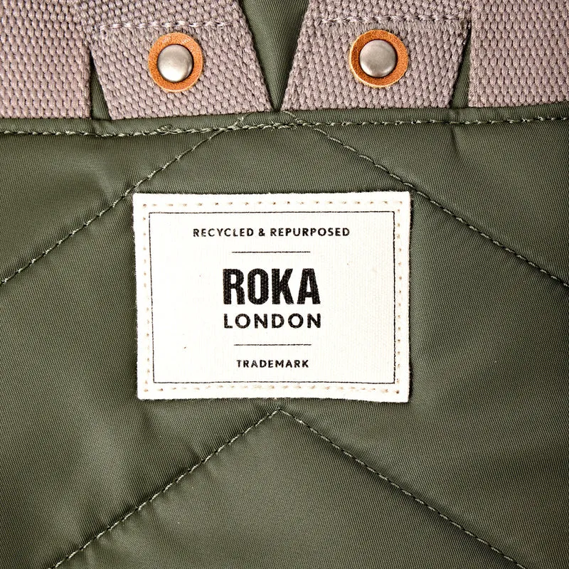 ROKA Bantry B Chive Kleine Tasche aus recyceltem Nylon