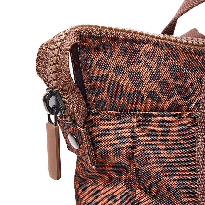 ROKA Bantry B Mini Leopard Kleine Tasche aus recyceltem Canvas