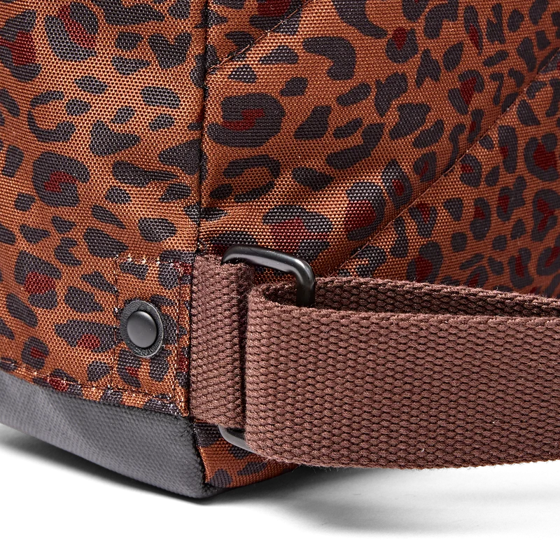 ROKA Bantry B Mini Leopard Kleine Tasche aus recyceltem Canvas