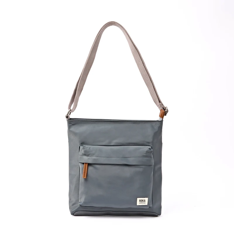 ROKA Kennington Mittelgroße Tasche aus recyceltem Nylon | Beluga