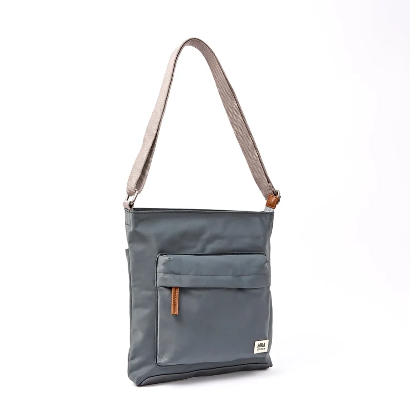 ROKA Kennington Mittelgroße Tasche aus recyceltem Nylon | Beluga