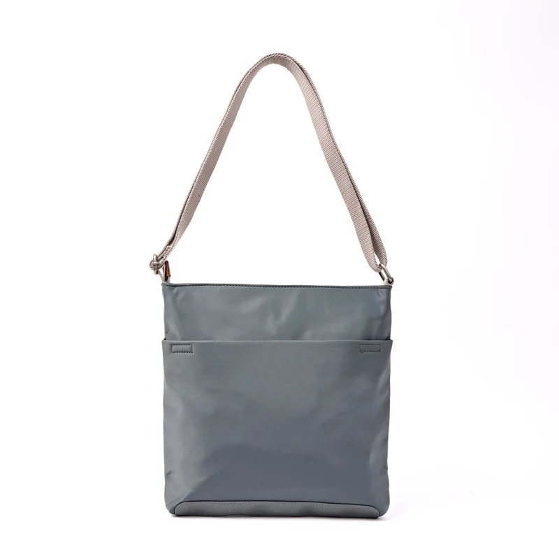 ROKA Kennington Mittelgroße Tasche aus recyceltem Nylon | Beluga