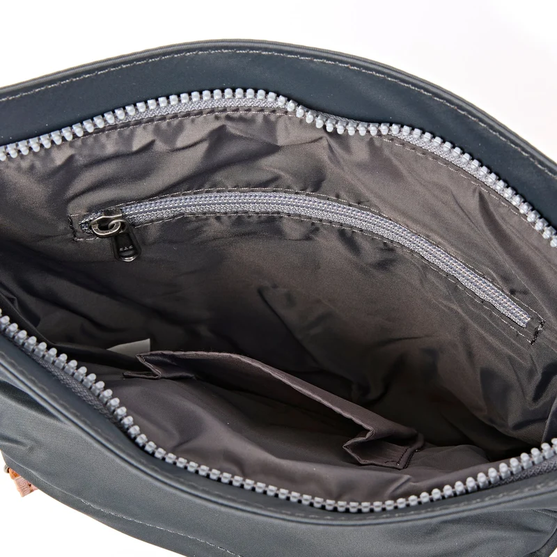 ROKA Kennington Mittelgroße Tasche aus recyceltem Nylon | Beluga