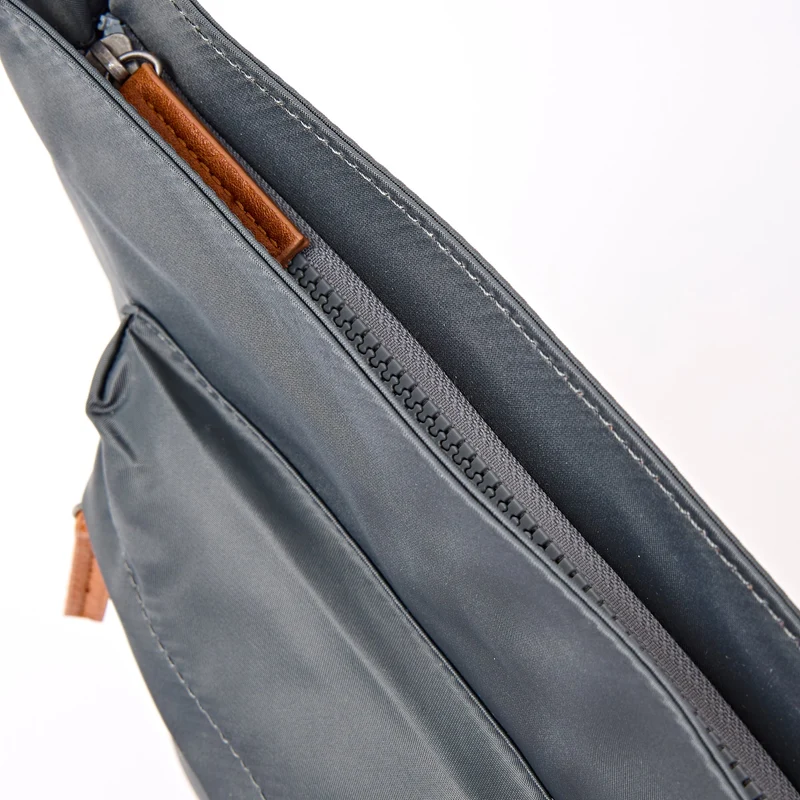 ROKA Kennington Mittelgroße Tasche aus recyceltem Nylon | Beluga