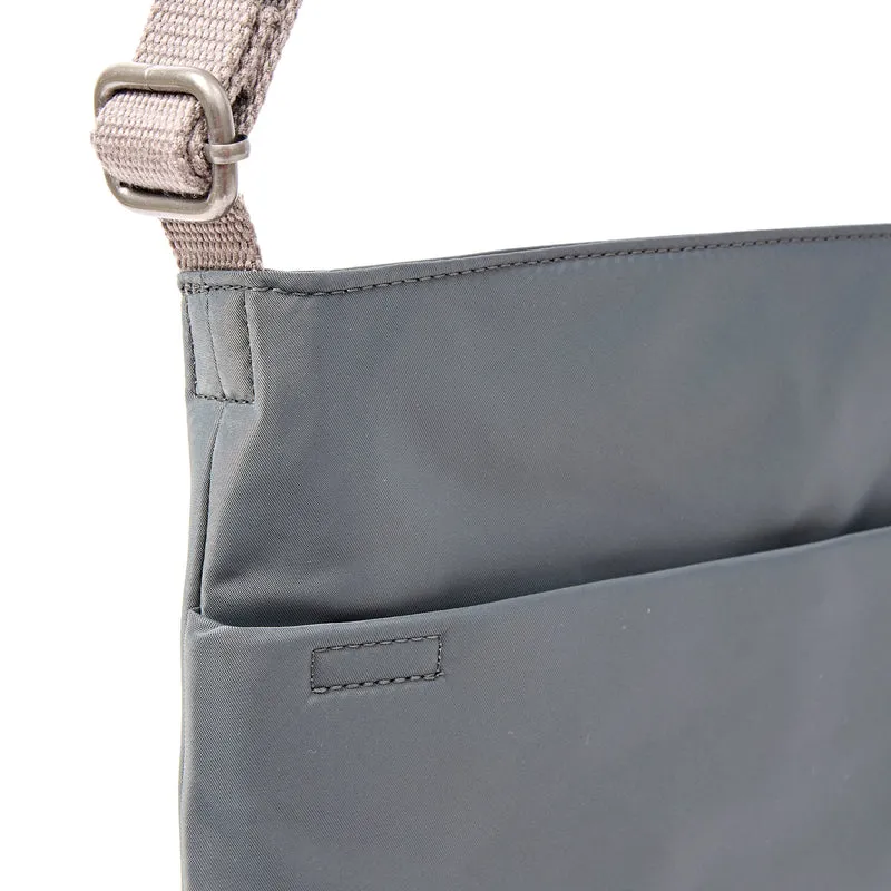 ROKA Kennington Mittelgroße Tasche aus recyceltem Nylon | Beluga