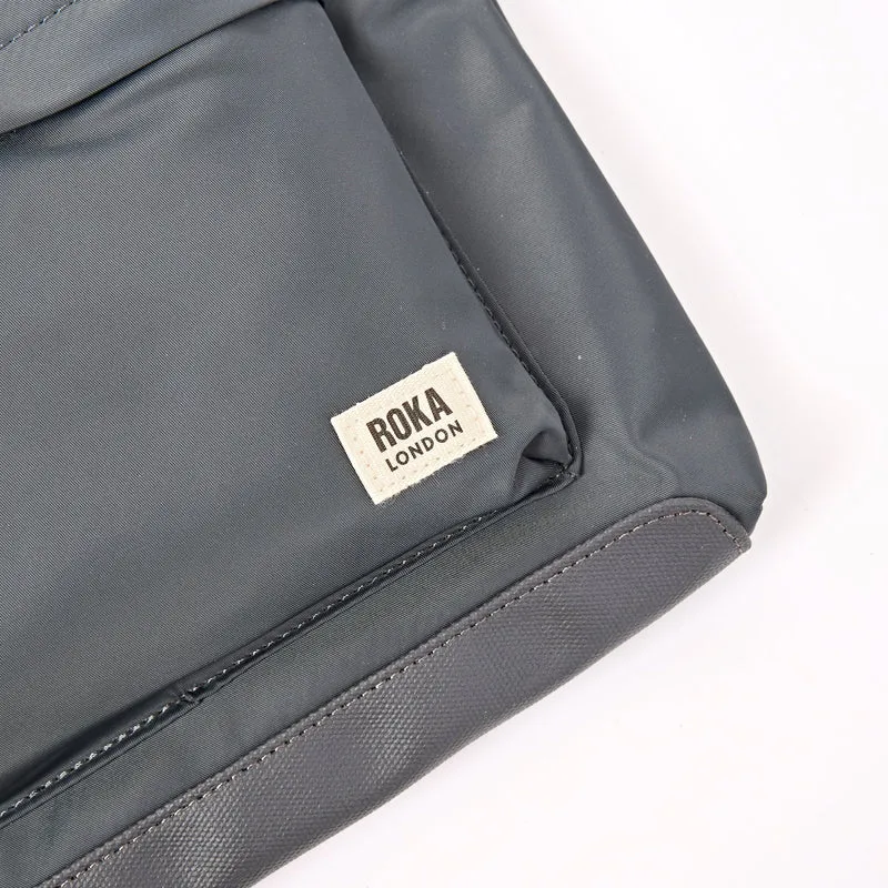 ROKA Kennington Mittelgroße Tasche aus recyceltem Nylon | Beluga