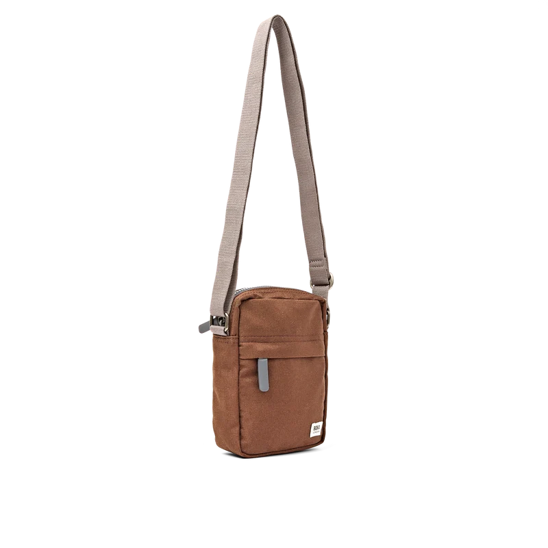 ROKA Bond Zimtfarbene Tasche aus recyceltem Canvas