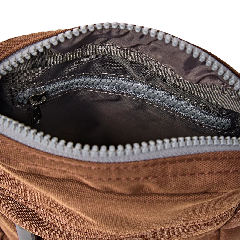 ROKA Bond Zimtfarbene Tasche aus recyceltem Canvas