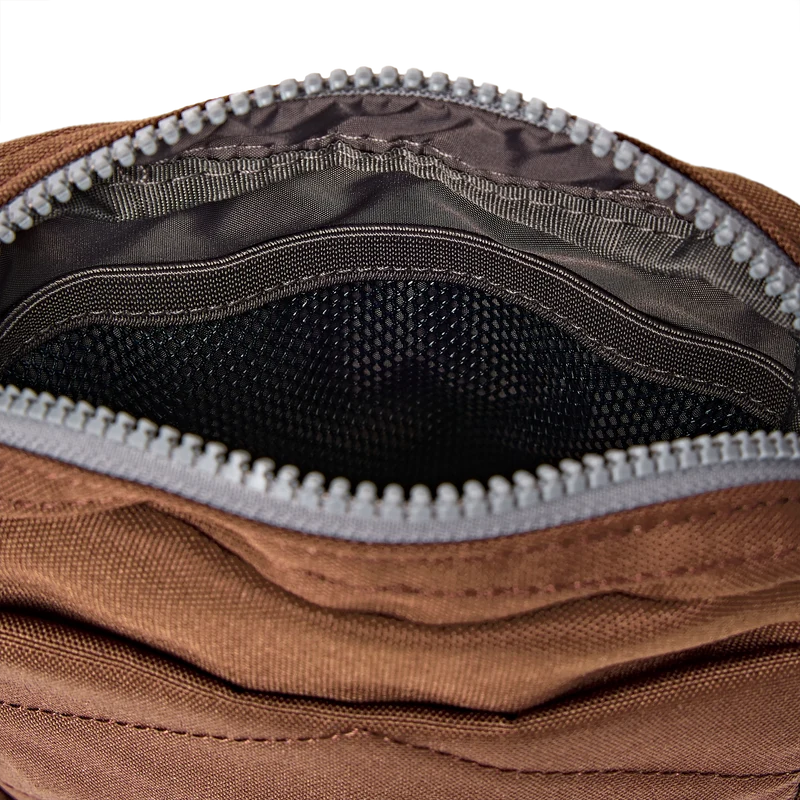 ROKA Bond Zimtfarbene Tasche aus recyceltem Canvas
