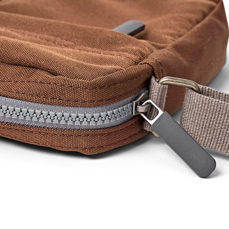 ROKA Bond Zimtfarbene Tasche aus recyceltem Canvas