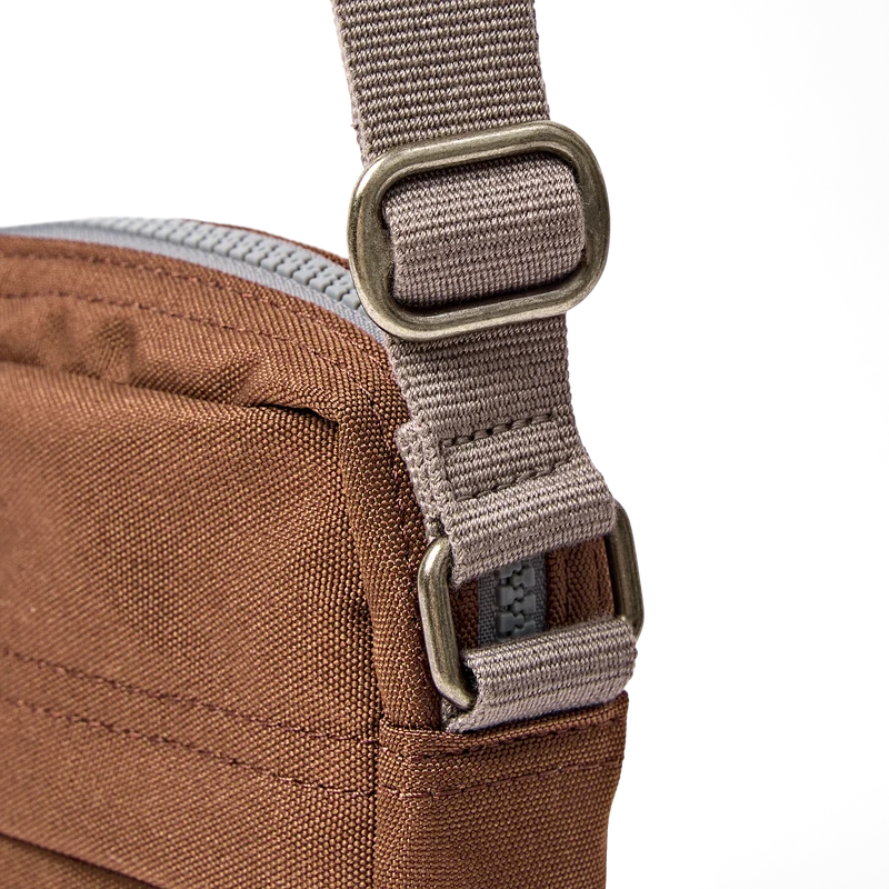 ROKA Bond Zimtfarbene Tasche aus recyceltem Canvas