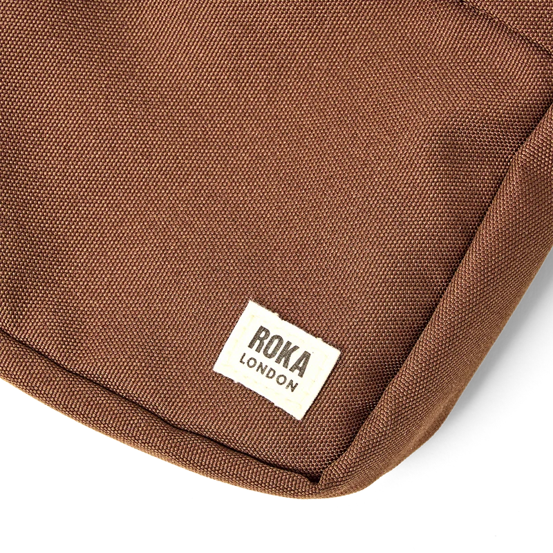 ROKA Bond Zimtfarbene Tasche aus recyceltem Canvas