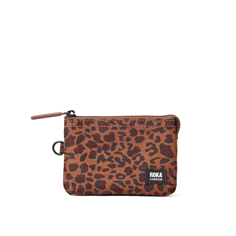 ROKA Carnaby Kleine Handtasche aus recyceltem Canvas mit Leopardenmuster
