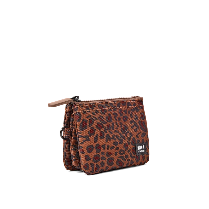 ROKA Carnaby Kleine Handtasche aus recyceltem Canvas mit Leopardenmuster