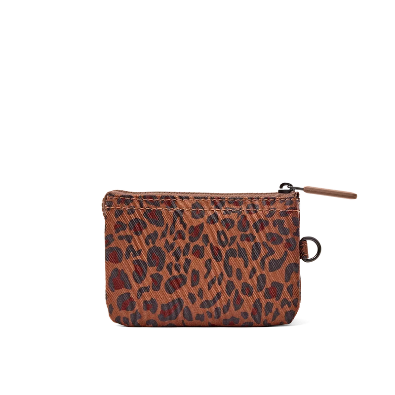 ROKA Carnaby Kleine Handtasche aus recyceltem Canvas mit Leopardenmuster