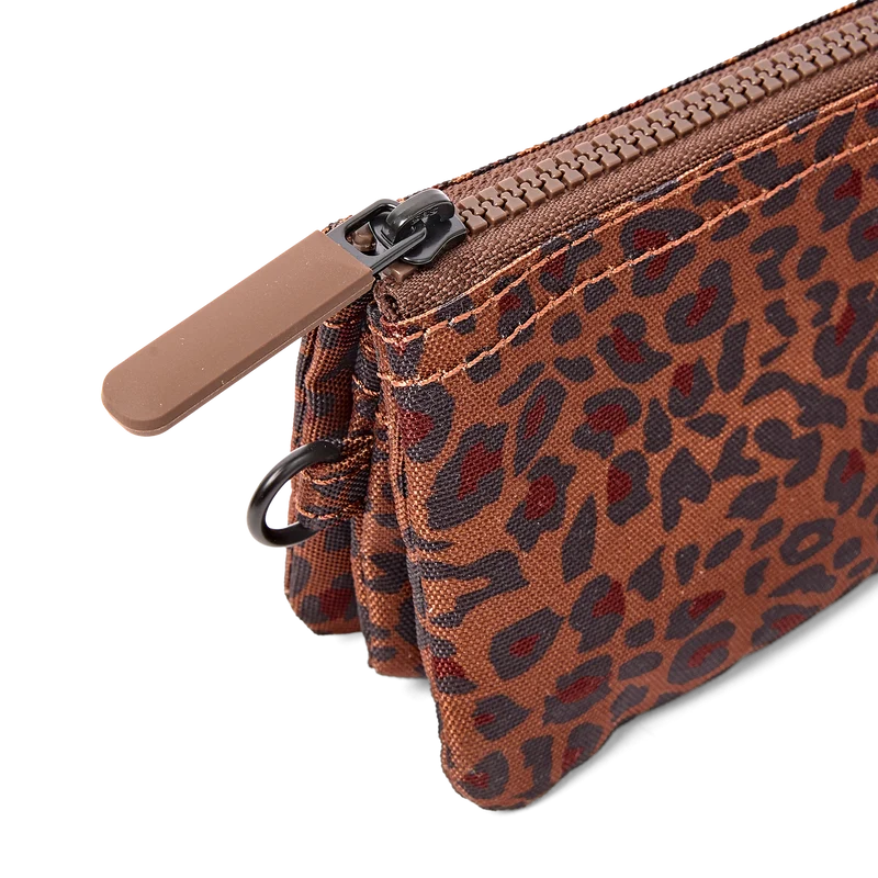 ROKA Carnaby Kleine Handtasche aus recyceltem Canvas mit Leopardenmuster