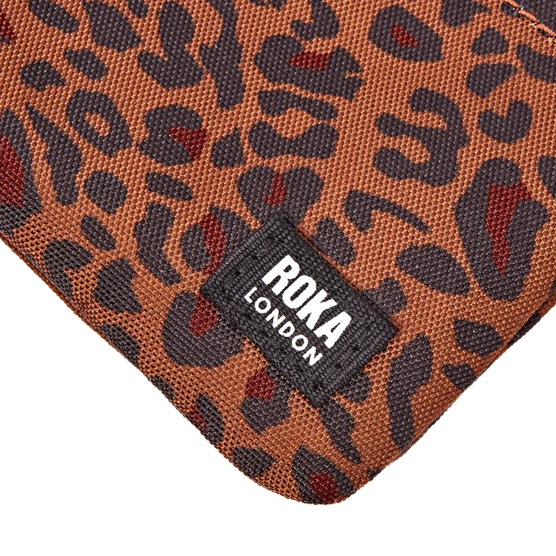 ROKA Carnaby Kleine Handtasche aus recyceltem Canvas mit Leopardenmuster