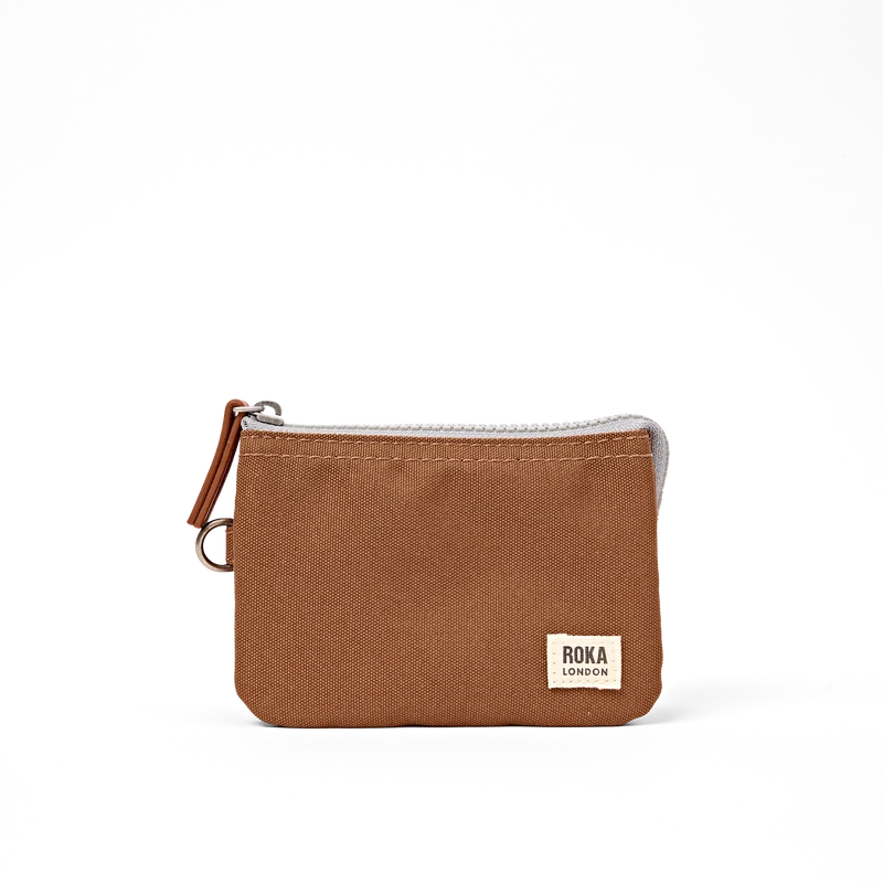 ROKA Carnaby Kleine Handtasche aus recyceltem Canvas, Zimtfarben