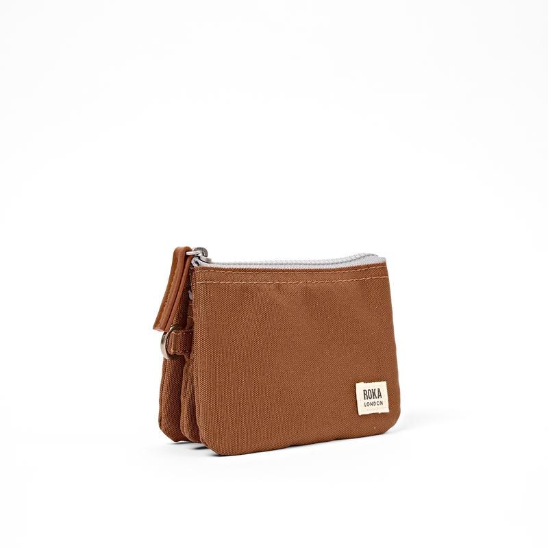 ROKA Carnaby Kleine Handtasche aus recyceltem Canvas, Zimtfarben