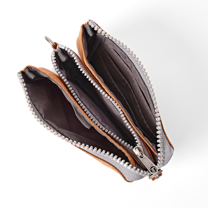 ROKA Carnaby Kleine Handtasche aus recyceltem Canvas, Zimtfarben