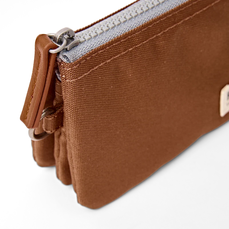 ROKA Carnaby Kleine Handtasche aus recyceltem Canvas, Zimtfarben