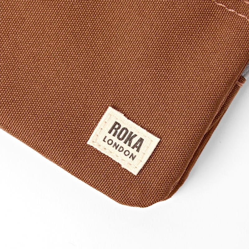 ROKA Carnaby Kleine Handtasche aus recyceltem Canvas, Zimtfarben