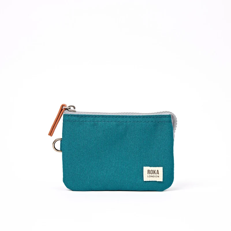 ROKA Carnaby Kleine Handtasche aus recyceltem Canvas in tiefem Türkis