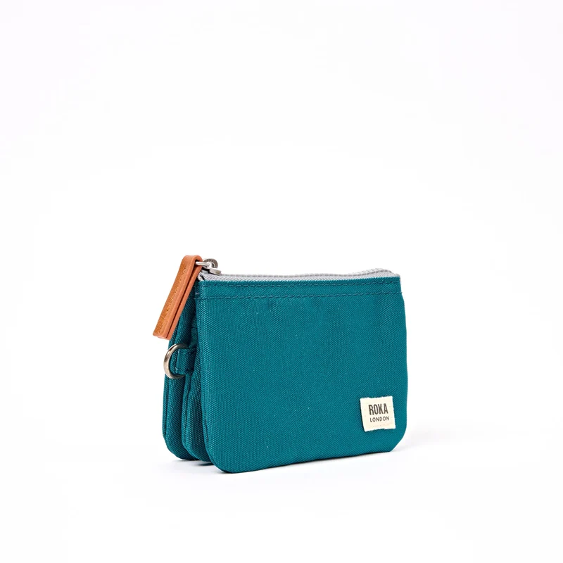 ROKA Carnaby Kleine Handtasche aus recyceltem Canvas in tiefem Türkis