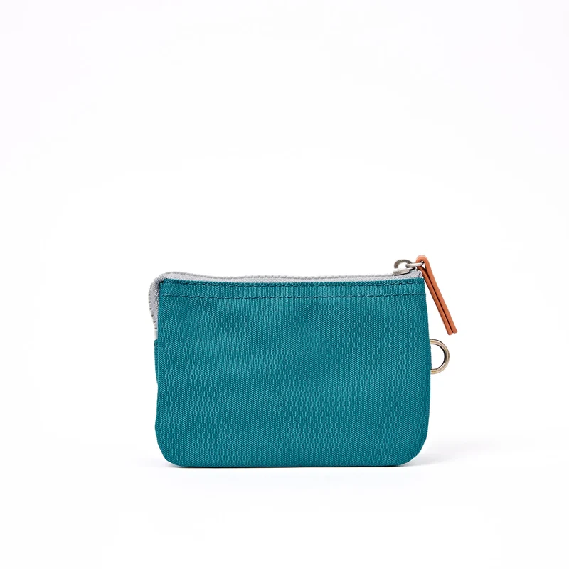 ROKA Carnaby Kleine Handtasche aus recyceltem Canvas in tiefem Türkis