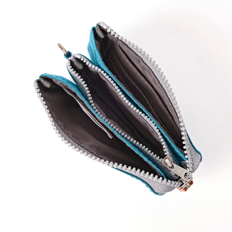 ROKA Carnaby Kleine Handtasche aus recyceltem Canvas in tiefem Türkis