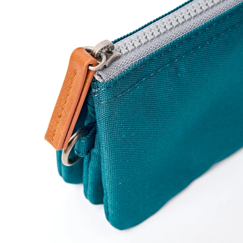 ROKA Carnaby Kleine Handtasche aus recyceltem Canvas in tiefem Türkis