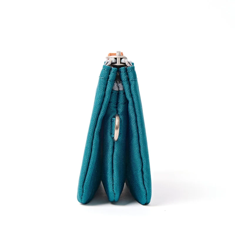 ROKA Carnaby Kleine Handtasche aus recyceltem Canvas in tiefem Türkis