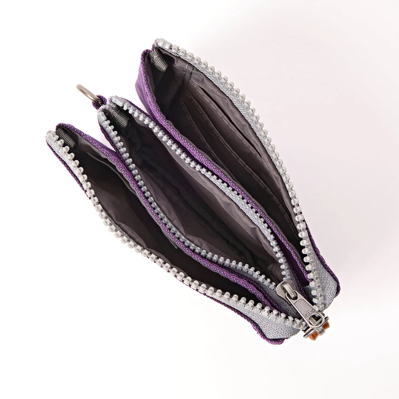 ROKA Carnaby Kleine Handtasche aus recyceltem Canvas in Dunkelviolett