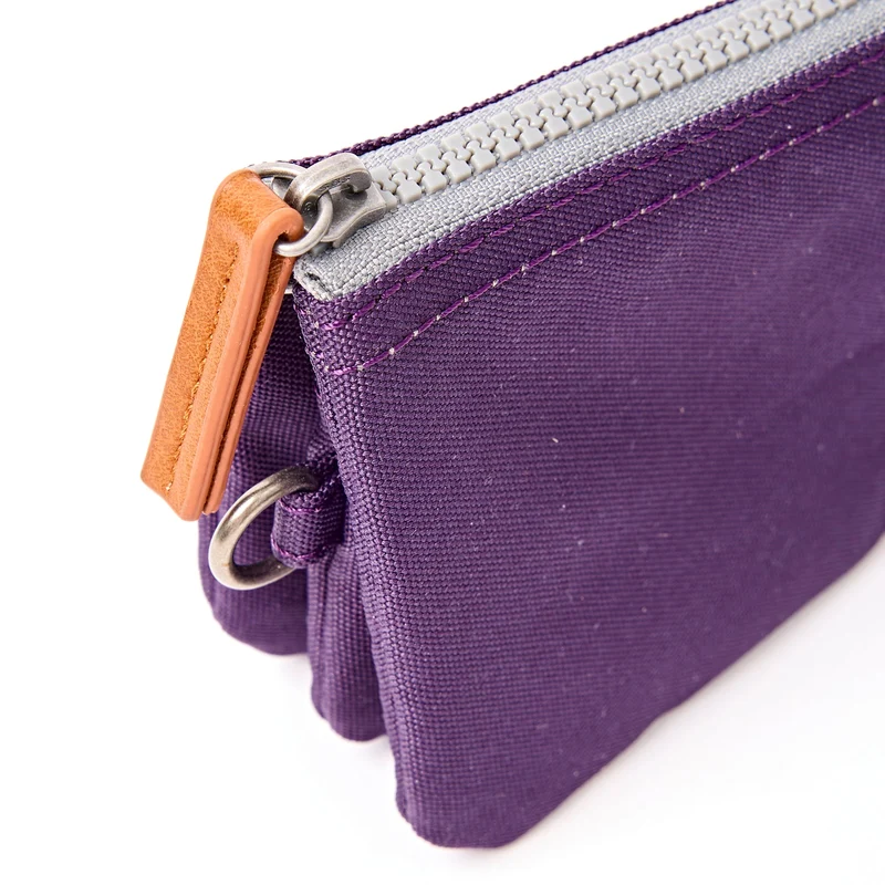 ROKA Carnaby Kleine Handtasche aus recyceltem Canvas in Dunkelviolett