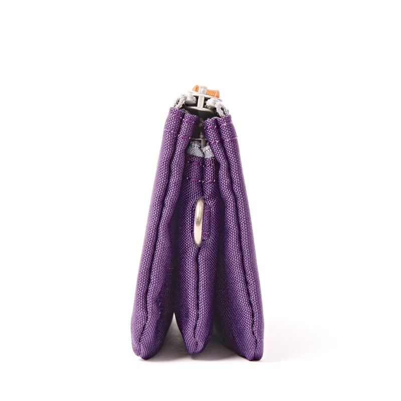 ROKA Carnaby Kleine Handtasche aus recyceltem Canvas in Dunkelviolett