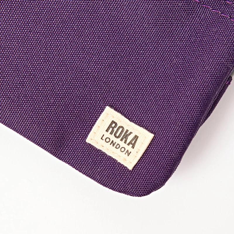 ROKA Carnaby Kleine Handtasche aus recyceltem Canvas in Dunkelviolett