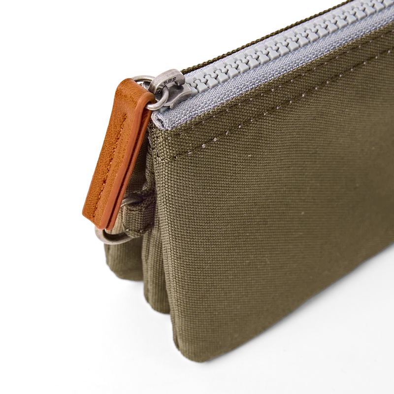 ROKA Carnaby Kleine Geldbörse aus recyceltem Canvas mit dem Aufdruck „Sea Spray“