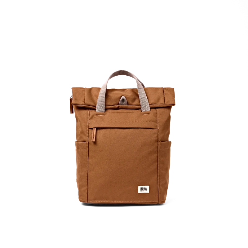 ROKA Finchley Eine kleine Tasche aus recyceltem Canvas in Zimtbraun