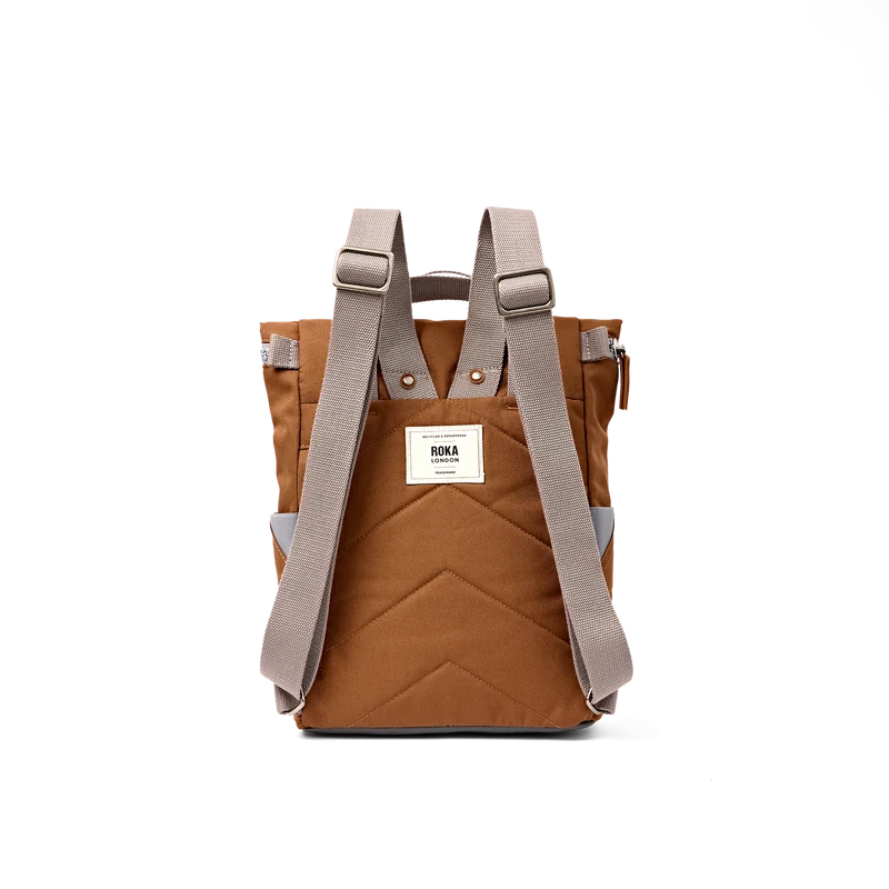 ROKA Finchley Eine kleine Tasche aus recyceltem Canvas in Zimtbraun