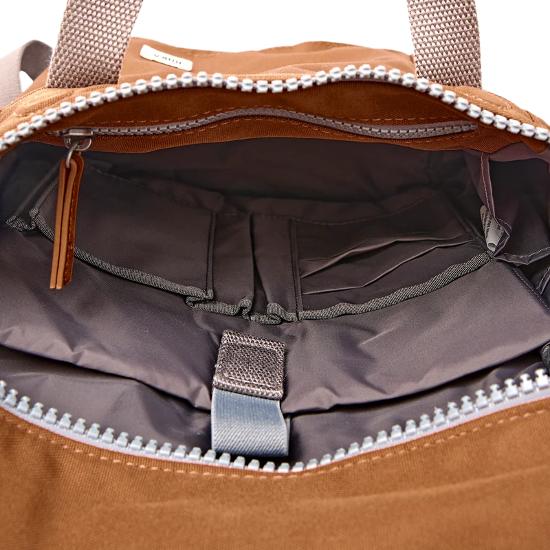ROKA Finchley Eine kleine Tasche aus recyceltem Canvas in Zimtbraun