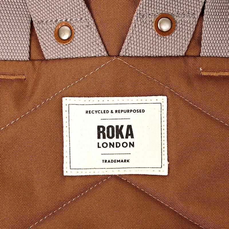 ROKA Finchley Eine kleine Tasche aus recyceltem Canvas in Zimtbraun