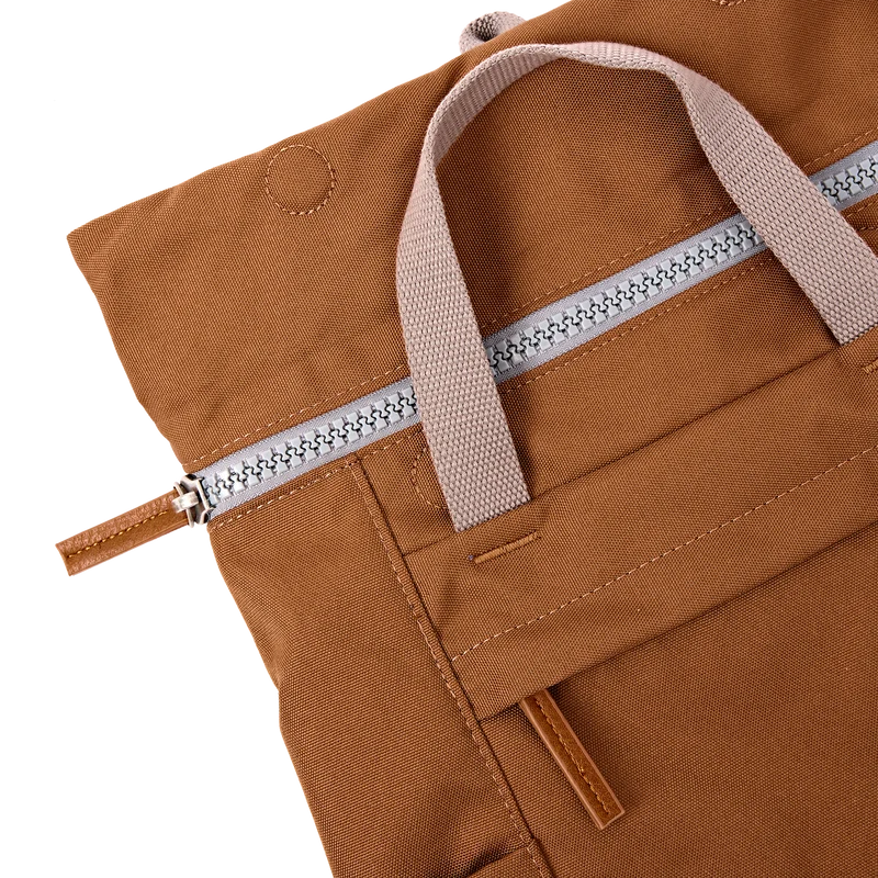 ROKA Finchley Eine kleine Tasche aus recyceltem Canvas in Zimtbraun
