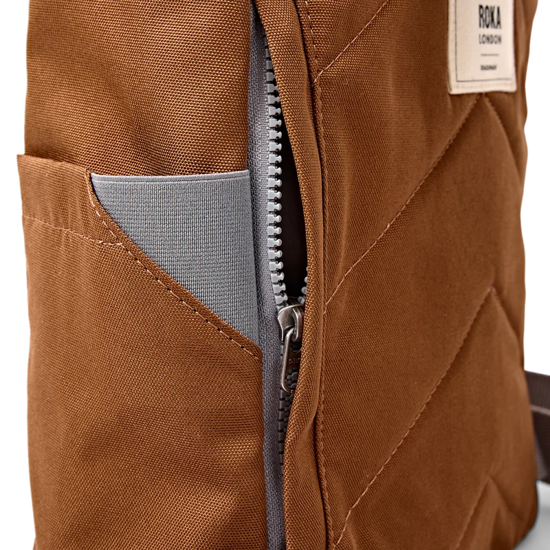 ROKA Finchley Eine kleine Tasche aus recyceltem Canvas in Zimtbraun