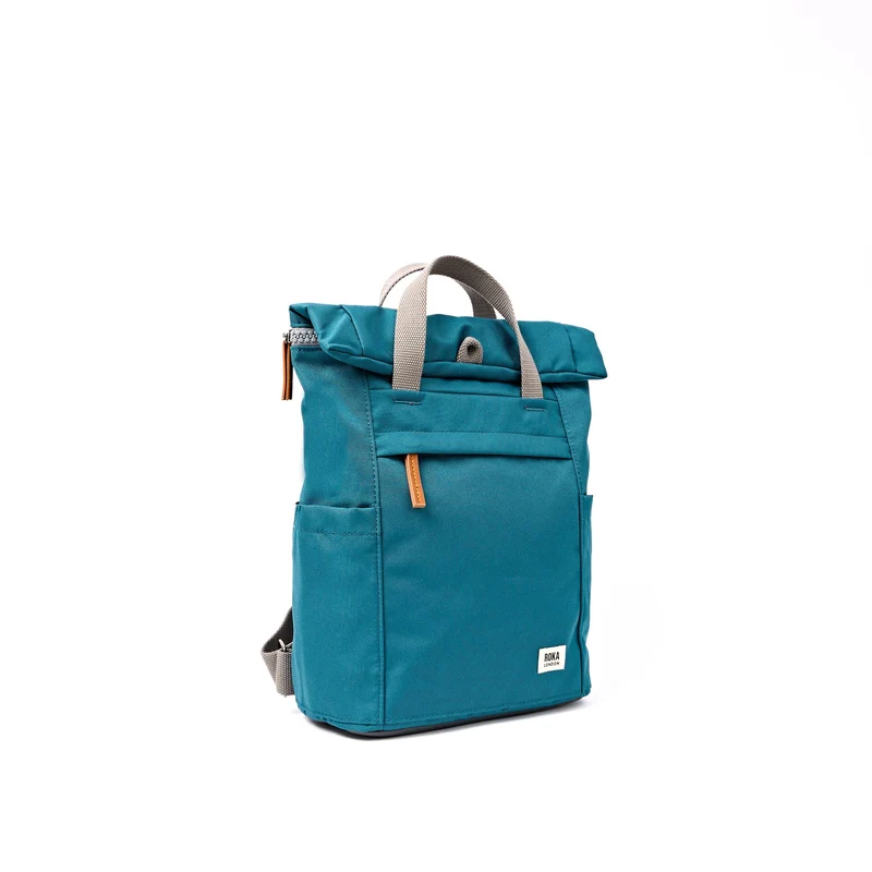 ROKA Finchley Eine kleine, tief türkisfarbene Tasche aus recyceltem Canvas