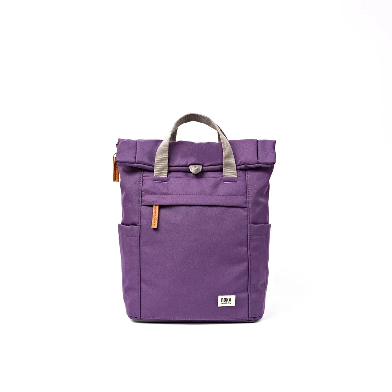 ROKA Finchley Eine kleine Tasche aus recyceltem Canvas in der Farbe Deep Grape.